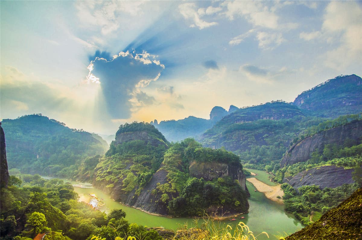 武夷山溪谷与霞光中的山地景观